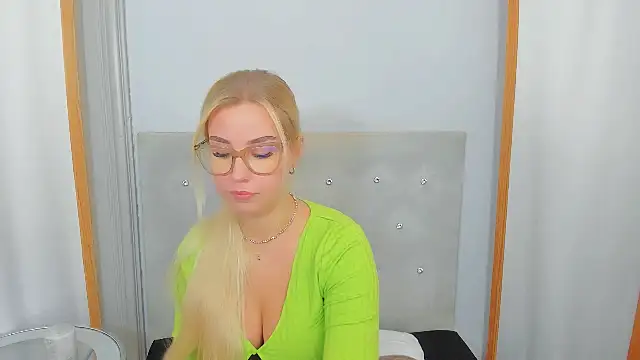 Snapshot of KristyHoney chatting on 02-28-25, 09:36 KristyHoney online show from 02-28-25, 09:36