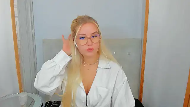 Snapshot of KristyHoney chatting on 03-02-25, 09:21 KristyHoney online show from 03-02-25, 09:21