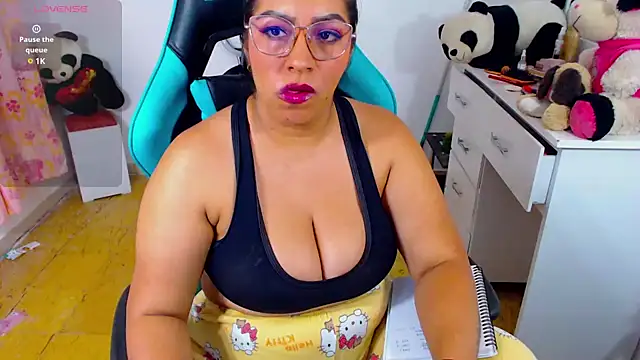 Snapshot of lulu_ferrer chatting on 02-18-25, 03:21 lulu ferrer online show from 02-18-25, 03:21