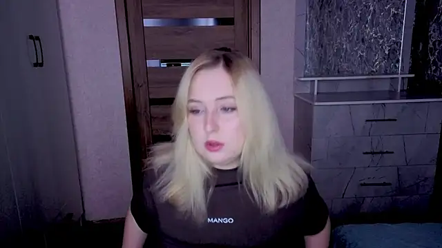 Snapshot of Kristy-Max chatting on 05-17-26, 09:37 Kristy-Max online show from 05-17-26, 09:37