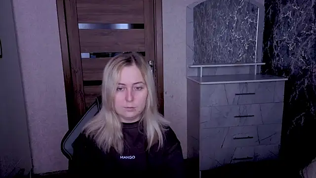 Snapshot of Kristy-Max chatting on 05-25-26, 01:38 Kristy-Max online show from 05-25-26, 01:38