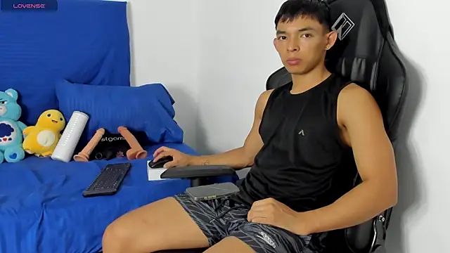 Snapshot of Tonny_twink_ chatting on 05-18-26, 01:28 Tonny twink online show from 05-18-26, 01:28