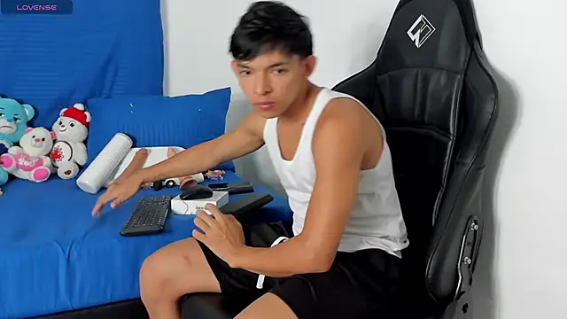 Snapshot of Tonny_twink_ chatting on 04-20-26, 02:25 Tonny twink online show from 04-20-26, 02:25
