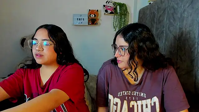 Snapshot of maddie-and-chelsea- chatting on 01-10-26, 04:24 maddie-and-chelsea- online show from 01-10-26, 04:24