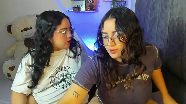 Snapshot of maddie-and-chelsea- chatting on 11-28-25, 09:53 maddie-and-chelsea- online show from 11-28-25, 09:53