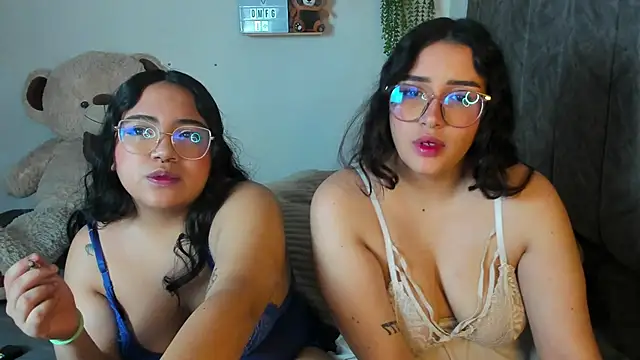 Snapshot of maddie-and-chelsea- chatting on 12-19-25, 01:02 maddie-and-chelsea- online show from 12-19-25, 01:02