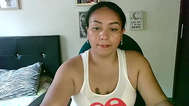 Snapshot of zaray_bella chatting on 05-26-26, 09:13 zaray bella online show from 05-26-26, 09:13