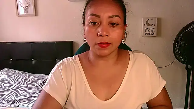 Snapshot of zaray_bella chatting on 05-17-26, 08:09 zaray bella online show from 05-17-26, 08:09