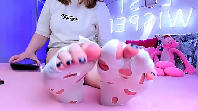 Snapshot of footfetish_baby chatting on 12-18-24, 04:28 footfetish baby online show from 12-18-24, 04:28