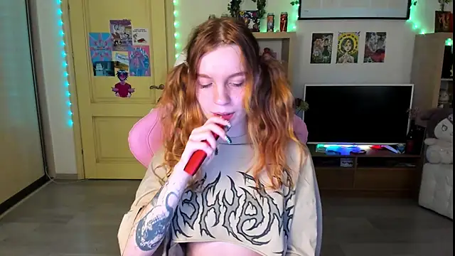 Snapshot of Sunny_Elly chatting on 10-14-25, 03:45 Sunny Elly online show from 10-14-25, 03:45