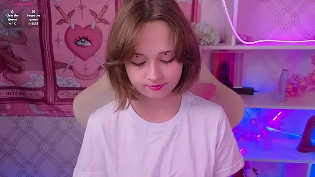 Mary uw online show from 09-25-25, 03:34