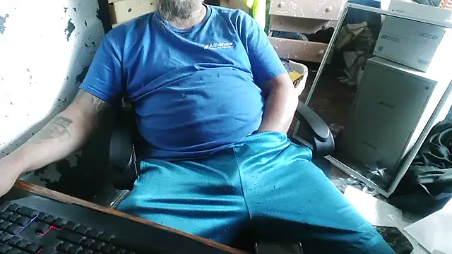 Snapshot of slickwill123 chatting on 06-21-26, 04:35 slickwill123 online show from 06-21-26, 04:35