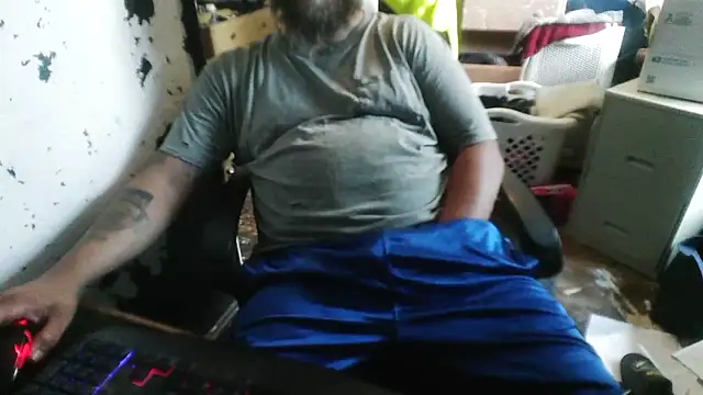Snapshot of slickwill123 chatting on 06-08-26, 10:32 slickwill123 online show from 06-08-26, 10:32