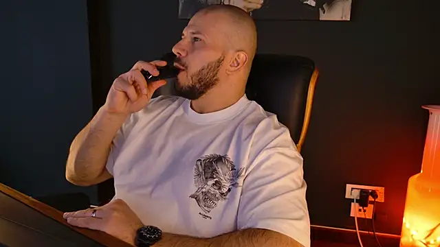 Snapshot of AngeloEric chatting on 02-11-26, 11:32 AngeloEric online show from 02-11-26, 11:32