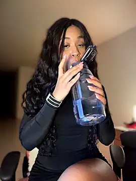 Snapshot of bella__honey chatting on 02-28-26, 02:22 bella honey online show from 02-28-26, 02:22