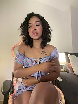 Snapshot of bella__honey chatting on 06-21-26, 09:31 bella honey online show from 06-21-26, 09:31
