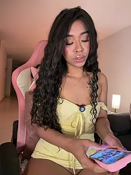 Snapshot of bella__honey chatting on 04-27-26, 01:47 bella honey online show from 04-27-26, 01:47