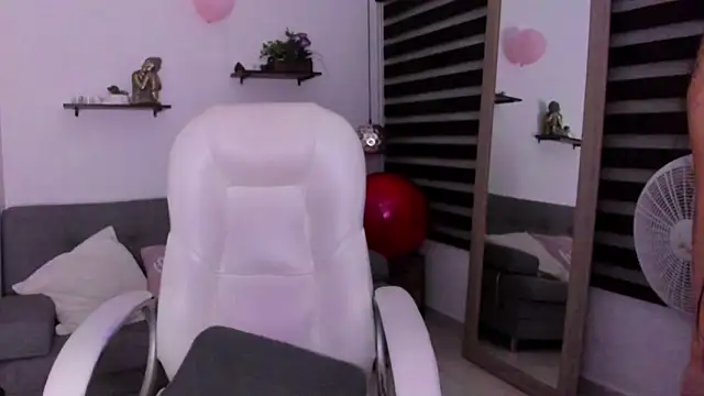 zoe turnner 18 online show from 11-23-25, 12:15