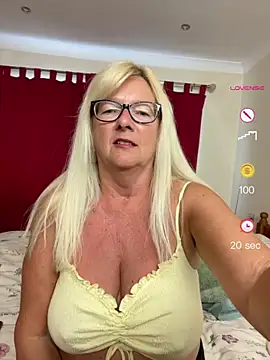 Snapshot of Foxy-Lucy chatting on 06-04-26, 05:50 Foxy-Lucy online show from 06-04-26, 05:50
