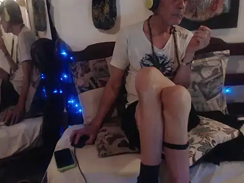 Snapshot of laye19 chatting on 10-10-25, 12:00 laye19 online show from 10-10-25, 12:00