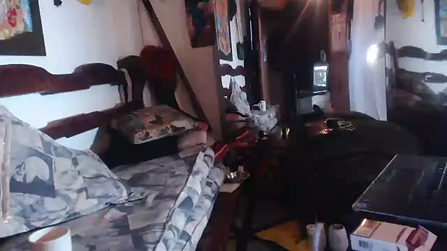 Snapshot of laye19 chatting on 11-30-25, 10:21 laye19 online show from 11-30-25, 10:21