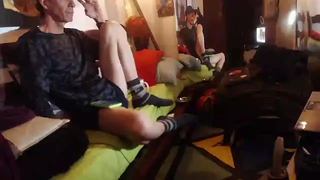 Snapshot of laye19 chatting on 11-29-25, 12:22 laye19 online show from 11-29-25, 12:22