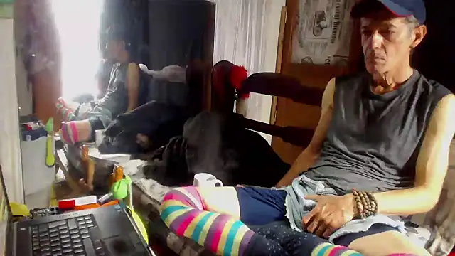 Snapshot of laye19 chatting on 11-15-25, 09:52 laye19 online show from 11-15-25, 09:52