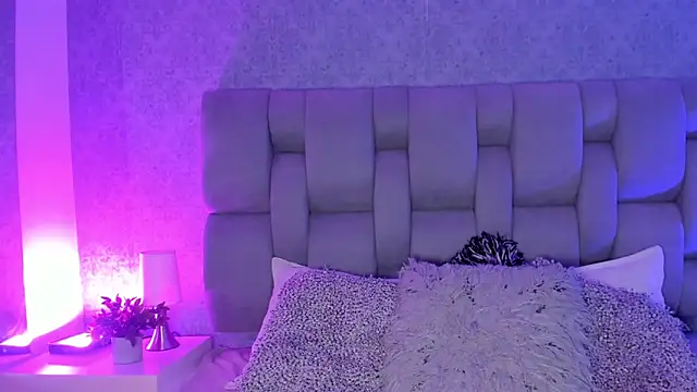 Snapshot of KarolRojas_ chatting on 09-10-25, 03:27 KarolRojas online show from 09-10-25, 03:27