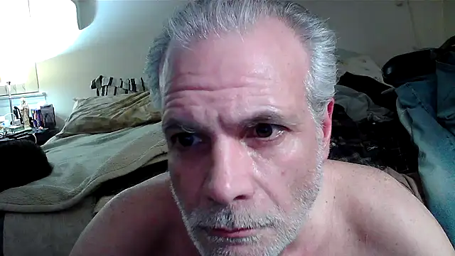 Snapshot of Hand69someguy chatting on 05-10-26, 04:27 Hand69someguy online show from 05-10-26, 04:27