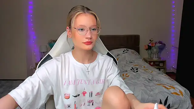 Snapshot of DearLia chatting on 09-23-25, 08:16 DearLia online show from 09-23-25, 08:16