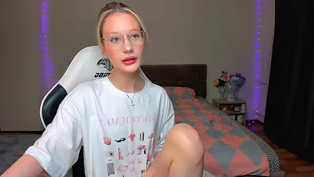 Snapshot of DearLia chatting on 10-11-25, 10:22 DearLia online show from 10-11-25, 10:22