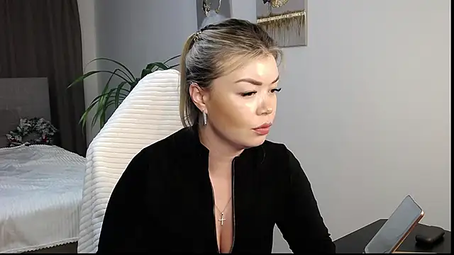 Snapshot of Miakiss_ss chatting on 01-28-25, 10:01 Miakiss ss online show from 01-28-25, 10:01