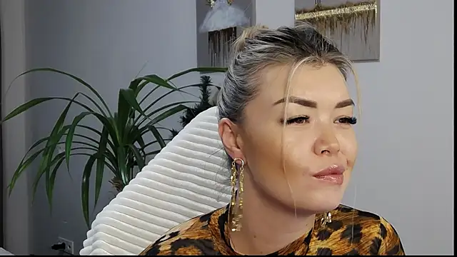 Snapshot of Miakiss_ss chatting on 01-16-25, 04:07 Miakiss ss online show from 01-16-25, 04:07