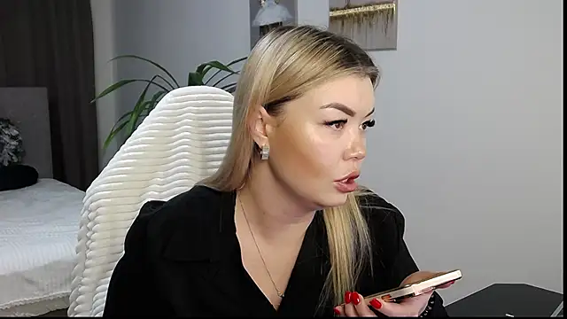 Snapshot of Miakiss_ss chatting on 01-17-25, 10:12 Miakiss ss online show from 01-17-25, 10:12