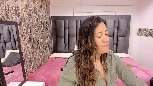 VioletaScott  online show from 12-17-25, 02:44