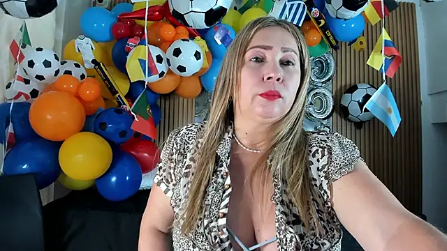 Snapshot of Danna_topless chatting on 06-15-26, 12:05 Danna topless online show from 06-15-26, 12:05
