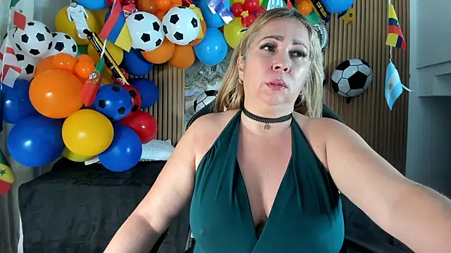 Snapshot of Danna_topless chatting on 06-30-26, 12:16 Danna topless online show from 06-30-26, 12:16