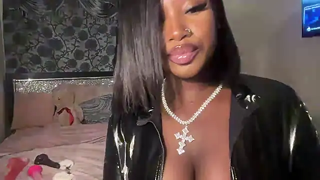 Snapshot of londonsfantasy chatting on 10-27-25, 03:29 londonsfantasy online show from 10-27-25, 03:29