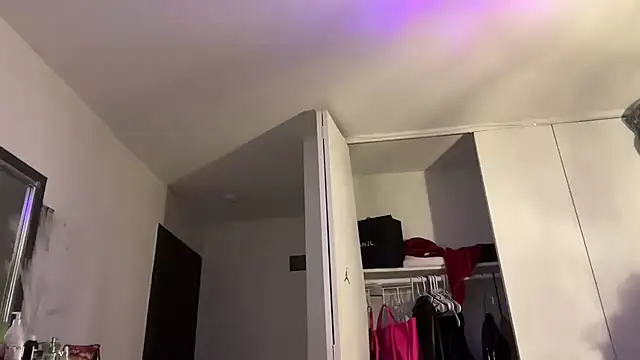 Snapshot of londonsfantasy chatting on 10-25-25, 02:00 londonsfantasy online show from 10-25-25, 02:00