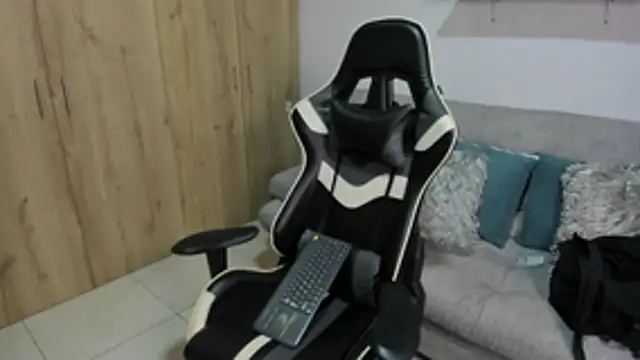 Snapshot of julian_wallace chatting on 02-23-26, 01:44 julian wallace online show from 02-23-26, 01:44