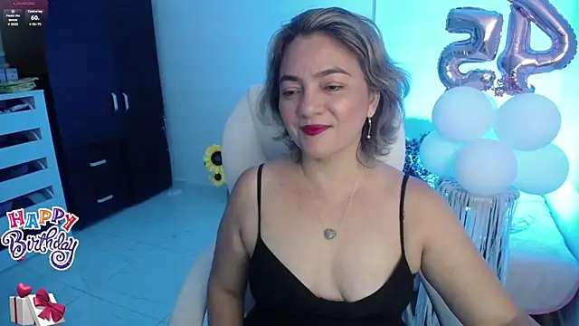 Snapshot of Chiraz_hasnaa chatting on 01-12-25, 09:40 Chiraz hasnaa online show from 01-12-25, 09:40