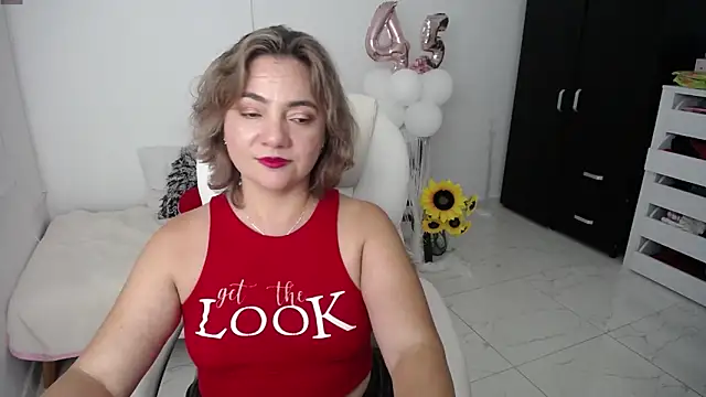 Snapshot of Chiraz_hasnaa chatting on 01-27-25, 02:10 Chiraz hasnaa online show from 01-27-25, 02:10