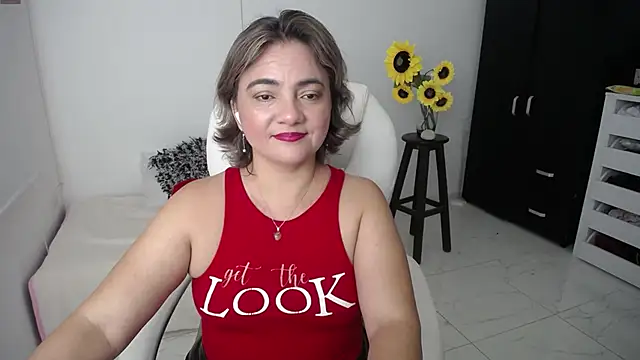 Snapshot of Chiraz_hasnaa chatting on 03-14-25, 10:16 Chiraz hasnaa online show from 03-14-25, 10:16