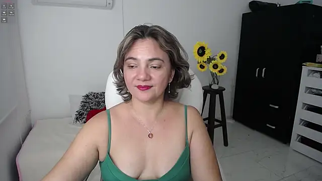 Snapshot of Chiraz_hasnaa chatting on 03-16-25, 12:56 Chiraz hasnaa online show from 03-16-25, 12:56