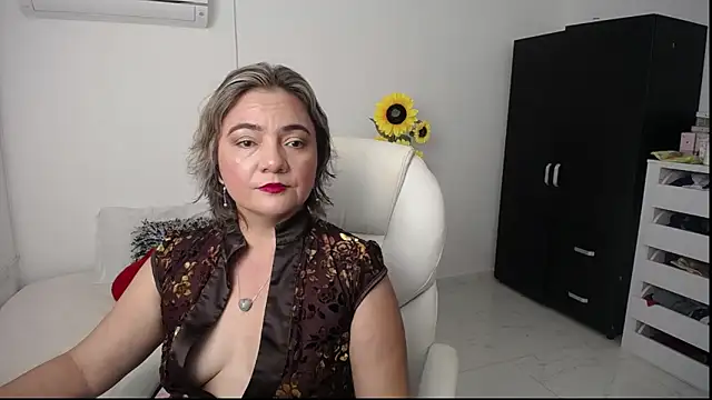 Snapshot of Chiraz_hasnaa chatting on 01-03-25, 10:19 Chiraz hasnaa online show from 01-03-25, 10:19