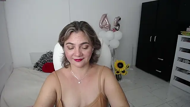 Snapshot of Chiraz_hasnaa chatting on 01-29-25, 02:19 Chiraz hasnaa online show from 01-29-25, 02:19