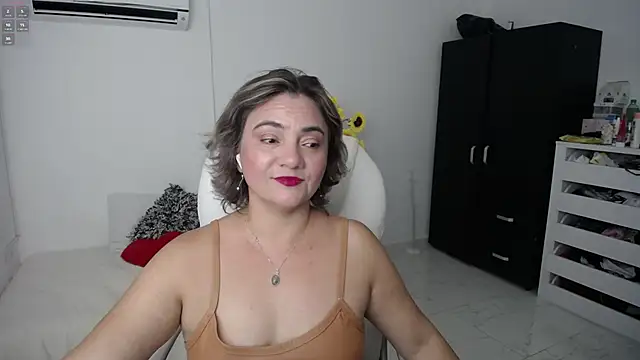 Snapshot of Chiraz_hasnaa chatting on 03-04-25, 11:11 Chiraz hasnaa online show from 03-04-25, 11:11