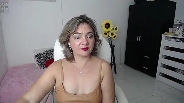Snapshot of Chiraz_hasnaa chatting on 02-13-25, 01:19 Chiraz hasnaa online show from 02-13-25, 01:19