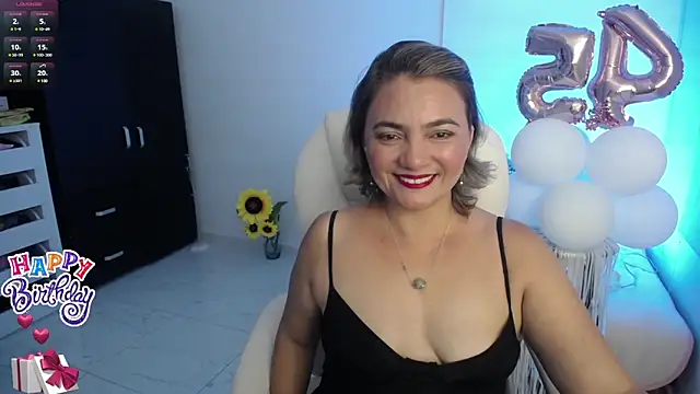 Snapshot of Chiraz_hasnaa chatting on 01-12-25, 11:47 Chiraz hasnaa online show from 01-12-25, 11:47