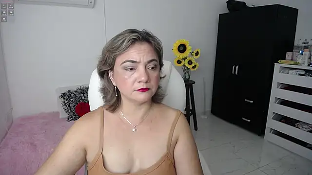 Snapshot of Chiraz_hasnaa chatting on 02-12-25, 10:15 Chiraz hasnaa online show from 02-12-25, 10:15